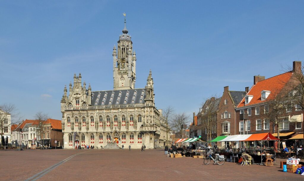 Gotisches Stadhuis am weiten Marktplatz von Middelburg mit Giebelhäusern