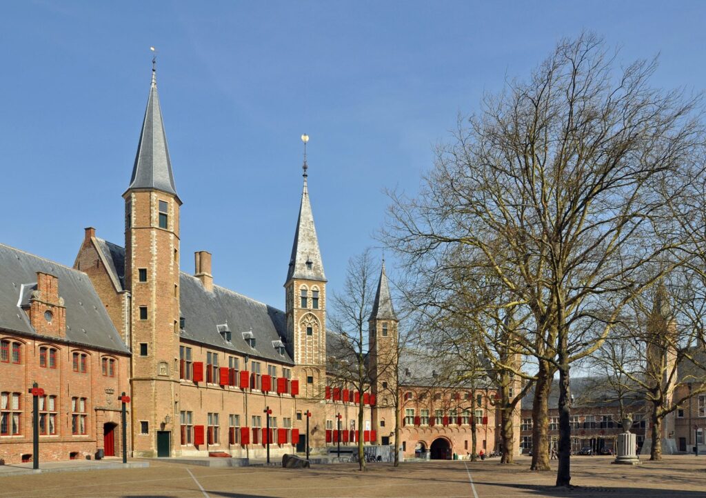 Backsteinbauten und Türme der Abtei am Abdijplein in Middelburg