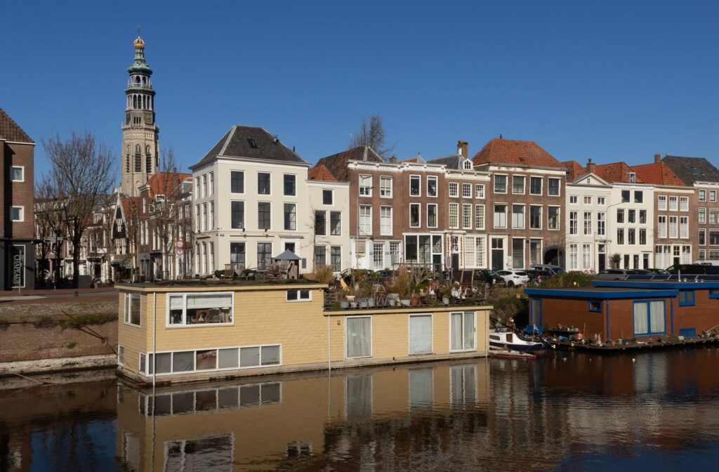 Hausboote an der Londensekaai in Middelburg mit dem Turm Lange Jan