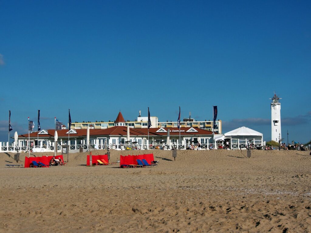 Strandpavillon De Zeemeeuw und Leuchtturm am Strand von Noordwijk aan Zee