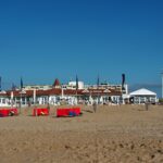 Noordwijk – Strand nach Afrits, Hunde, Parken und Tulpen Strandpavillon De Zeemeeuw und Leuchtturm am Strand von Noordwijk aan Zee