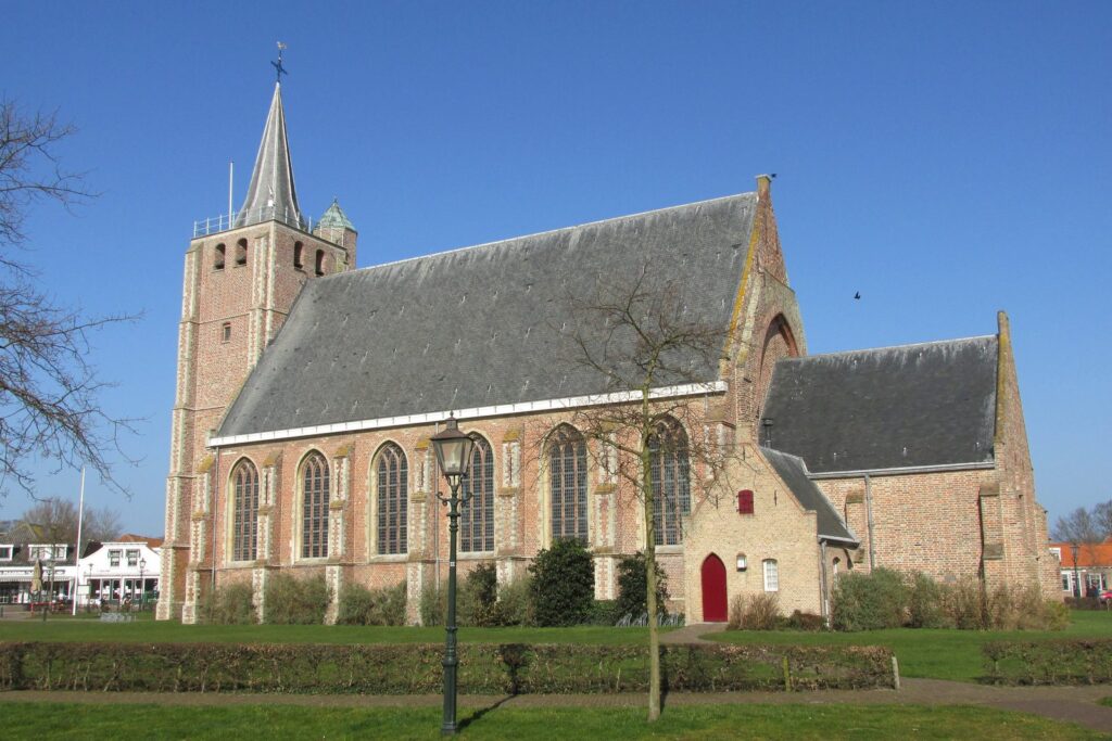 Gotische Jacobuskerk an der Lange Reke im Ortskern von Renesse