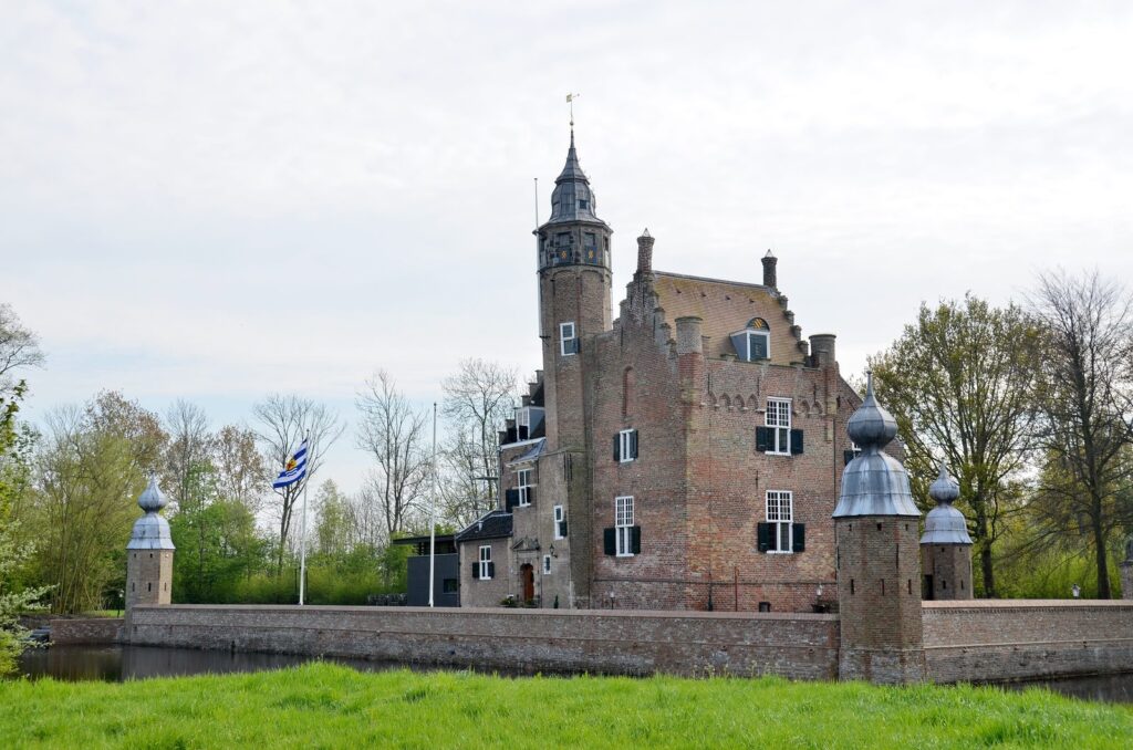 Slot Moermond in Renesse mit Backsteinturm hinter dem Wassergraben
