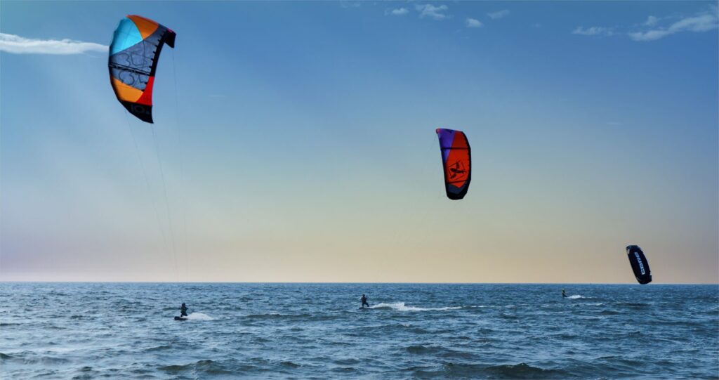 Bunte Lenkdrachen von Kitesurfern über dem Wasser am Brouwersdam