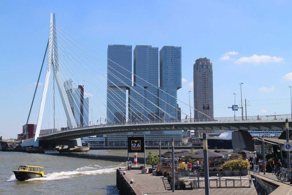 Erasmusbrug über die Nieuwe Maas mit den Hochhäusern am Kop van Zuid