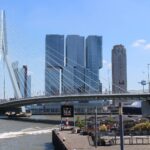 Rotterdam Sehenswürdigkeiten: Stationen, Preise, Anreise Erasmusbrug über die Nieuwe Maas mit den Hochhäusern am Kop van Zuid