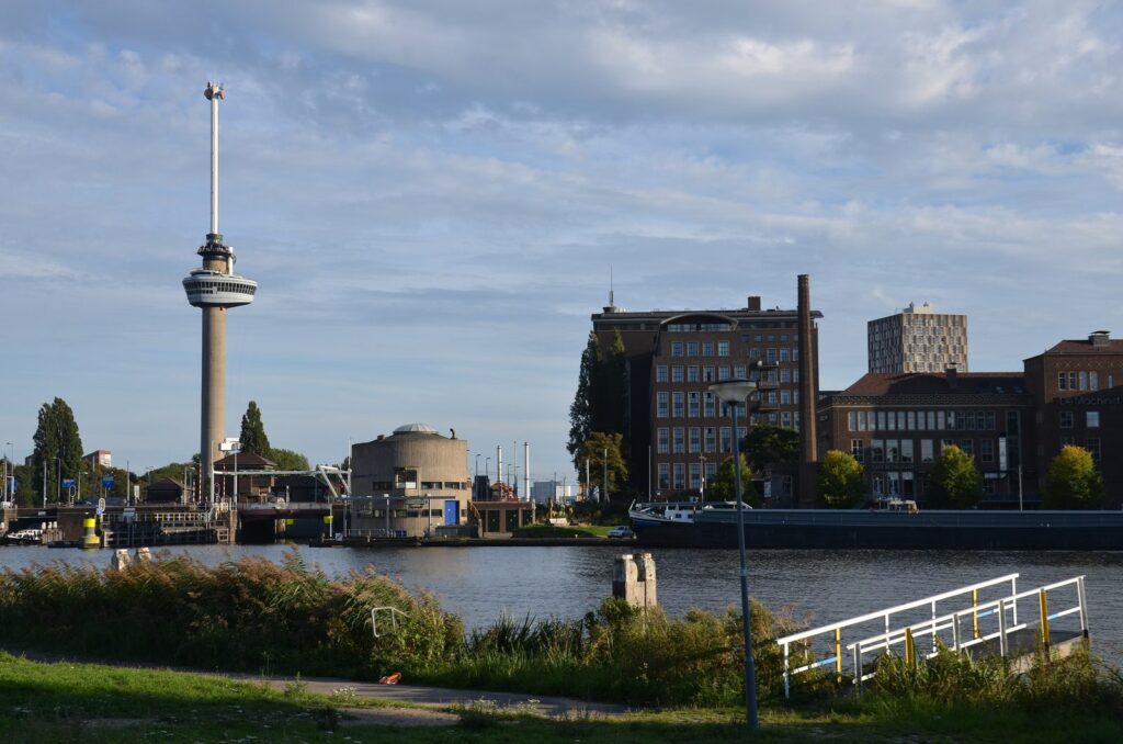 Euromast in Rotterdam über dem Ufer der Nieuwe Maas bei Tageslicht