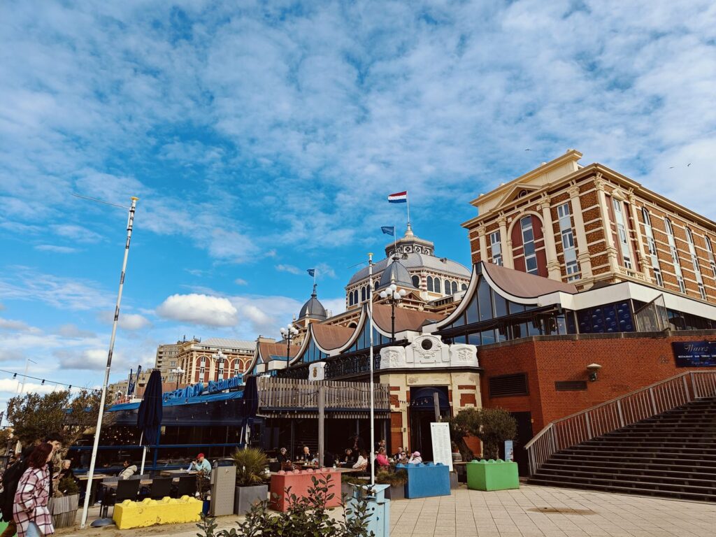 Das Kurhaus von Scheveningen vom Boulevard aus gesehen, davor Strandpavillons
