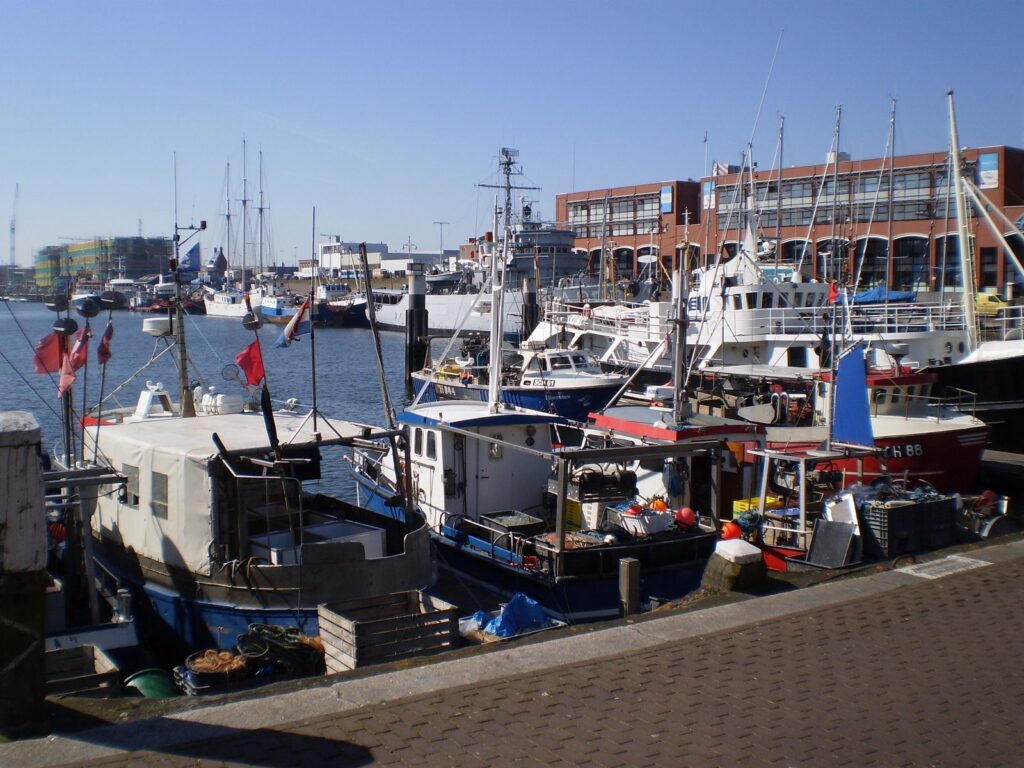 Fischkutter und Boote im zweiten Binnenhafen von Scheveningen