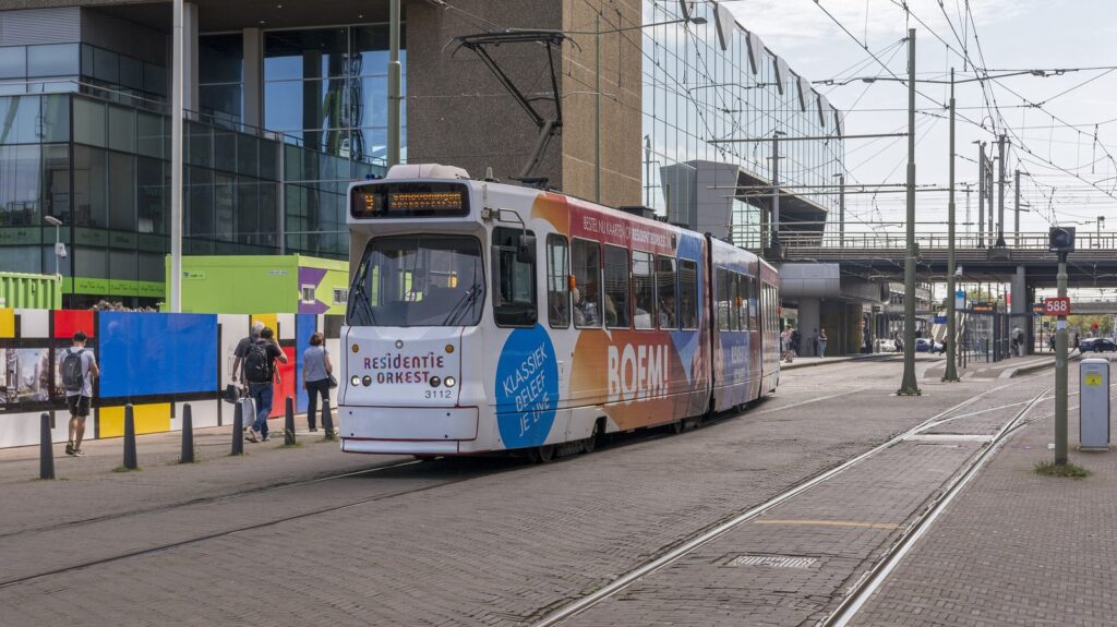 Straßenbahn der Linie 9 nach Scheveningen Noorderstrand am Bahnhof Den Haag Centraal