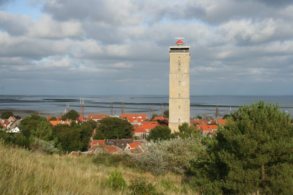 Leuchtturm Brandaris über den Dächern von West-Terschelling mit Blick auf das Wattenmeer