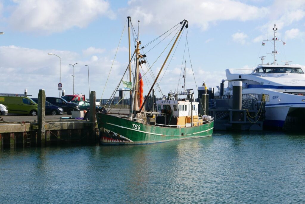 Fischkutter TS 9 Trix im Hafen von West-Terschelling vor der Schnellfähre Tiger