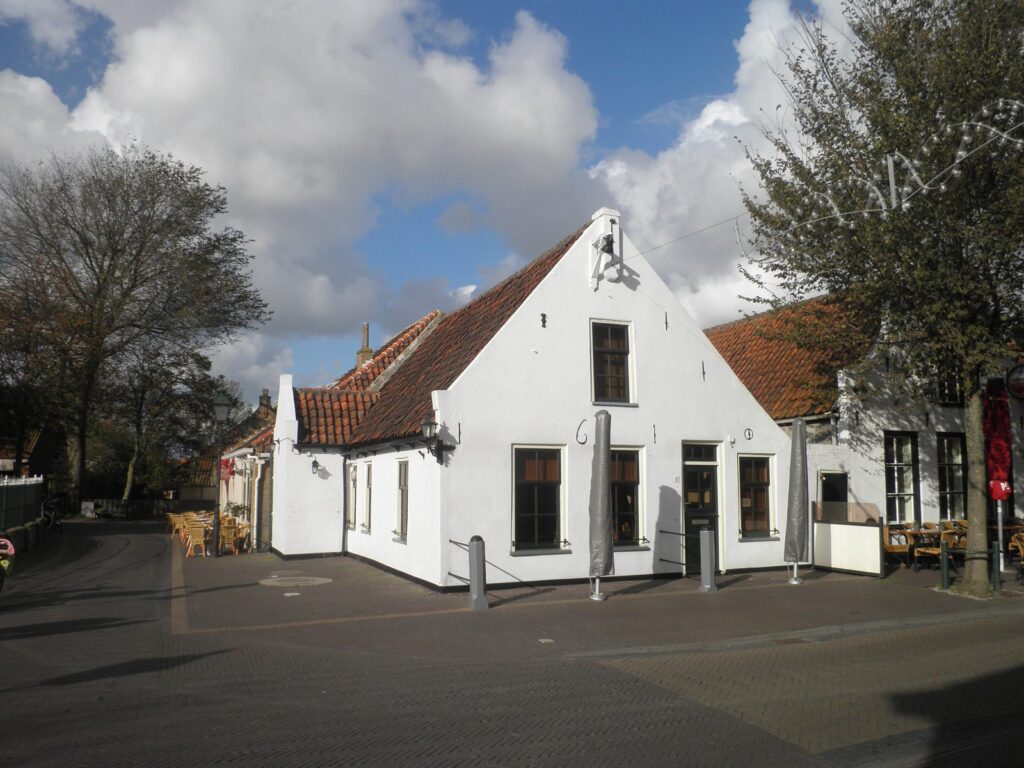 Das Witte Huus, ein weißes Giebelhaus im Dorf Midsland auf Terschelling