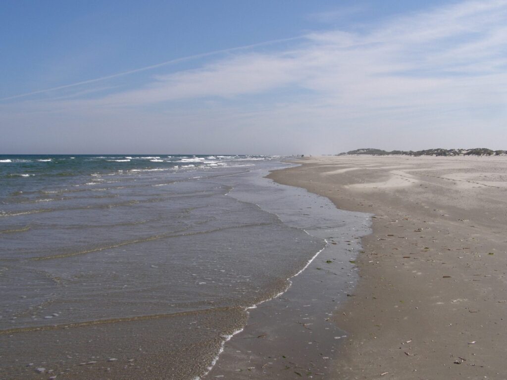 Menschenleerer Nordseestrand auf Terschelling bei der Boschplaat mit flacher Brandung