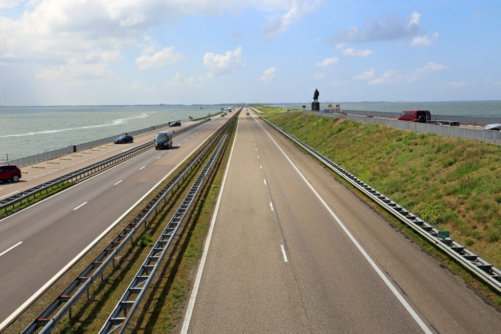 Autobahn A7 auf dem Afsluitdijk zwischen IJsselmeer und Wattenmeer