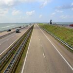 Verkehrsregeln Niederlande: Tempo, Promille, Bußgelder 2026 Autobahn A7 auf dem Afsluitdijk zwischen IJsselmeer und Wattenmeer