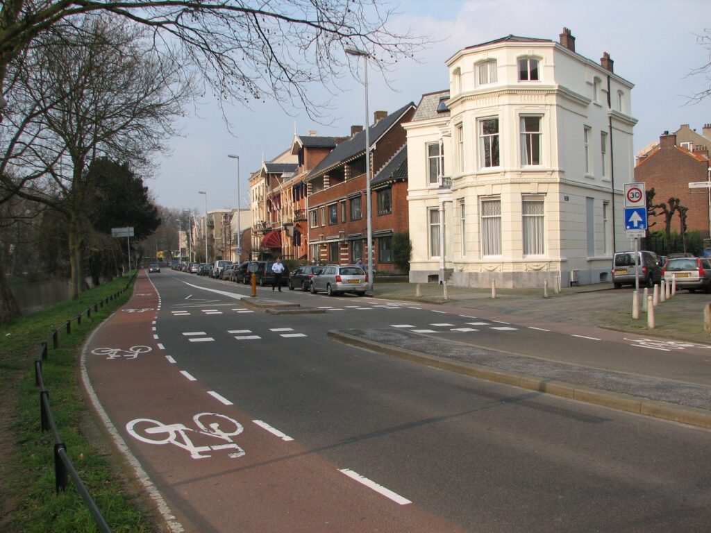 Kreuzung in Utrecht mit Haifischzähnen, rotem Radweg und Tempo-30-Schild
