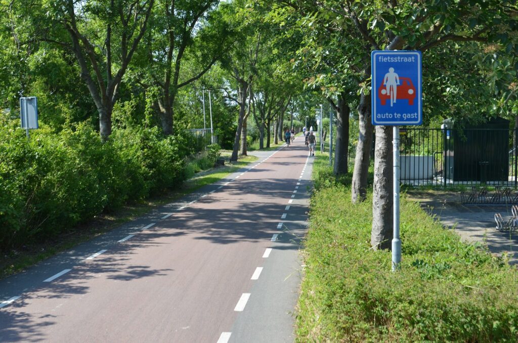 Fahrradstraße in Voorschoten mit Schild Fietsstraat auto te gast