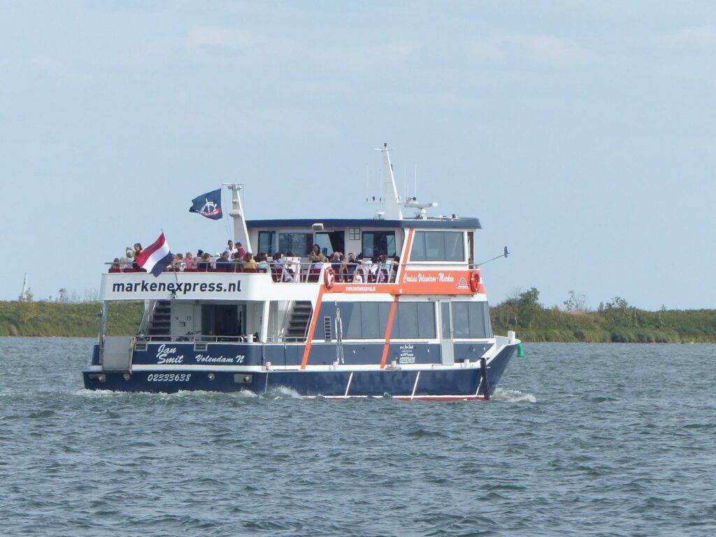 Schiff Jan Smit des Marken Express auf dem Weg zwischen Volendam und Marken