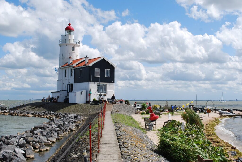 Leuchtturm Paard van Marken mit Wärterhaus am Ufer des Markermeers