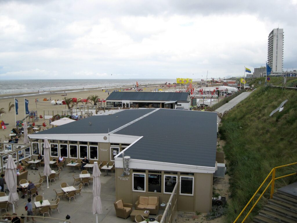 Strandpavillons am Boulevard von Zandvoort mit Blick über den breiten Nordseestrand
