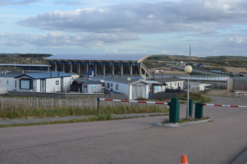 Tribüne des Circuit Zandvoort hinter den Dünen am Ortsrand