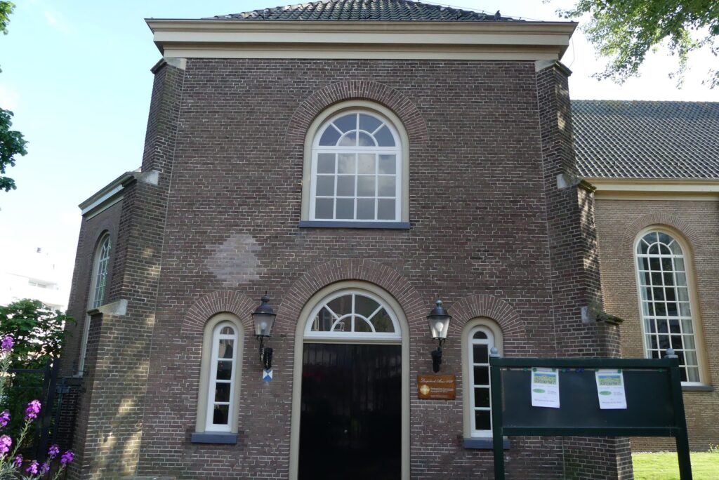 Backsteinfassade der Hervormde Kerk am autofreien Kerkplein in Zandvoort